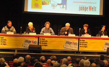 Die Teilnehmer der Podiumsdiskussion im Humboldt-Saal der URANIA...