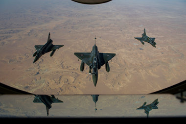 Französische Kampfflugzeuge fliegen Luftangriffe auf Ziele ... Französische Kampfflugzeuge fliegen Luftangriffe auf Ziele ...