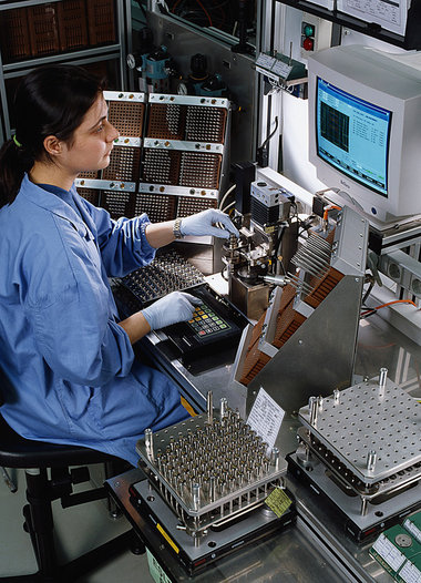 Arbeiterin im Bosch-Werk in Bursa prüft die Qualität v... Arbeiterin im Bosch-Werk in Bursa prüft die Qualität v...