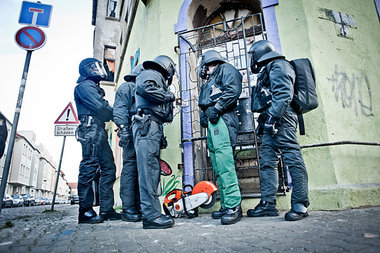 Polizisten am Samstag in Magdeburg vor alternativem Wohnprojekt....