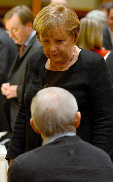 Sparprediger und Schuldenmacher: Kanzlerin Angela Merkel und Fin...