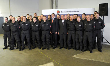 Niedersachsens Innenminister Schünemann (CDU) mit den Beam...