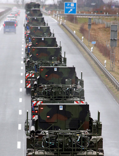 »Patriot«-Startgerätfahrzeuge unterwegs zum Haf... »Patriot«-Startgerätfahrzeuge unterwegs zum Haf...