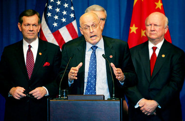 US-Finanzminister Henry Paulson (Bildmitte) zeigt am Freitag in ...