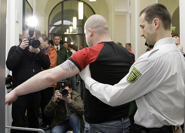 Neonazis greift der Freistaat gerne mal unter die Arme – P... Neonazis greift der Freistaat gerne mal unter die Arme – P...