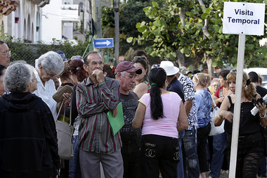 Schlangestehen vor der US-Vertretung in Havanna f&uuml;r ein Ein...