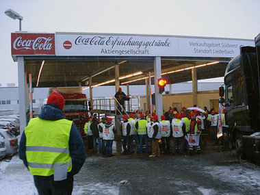 Warnstreik am Coca-Cola-Standort Liederbach bei Frankfurt am Mai...