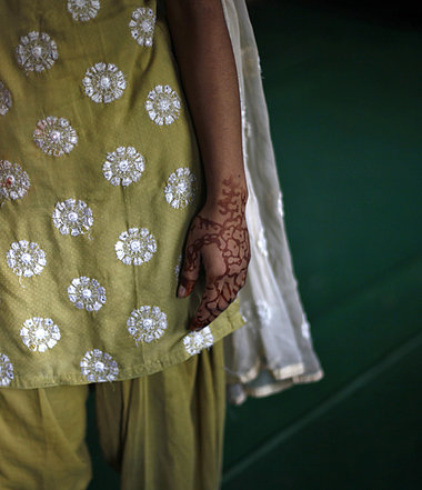 16j&auml;hrige mit Henna-Deko in Neu-Delhi nach jahrelanger Arbe...