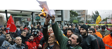 Streikende verbrennen am Freitag in Athen die Briefe, mit denen ... Streikende verbrennen am Freitag in Athen die Briefe, mit denen ...