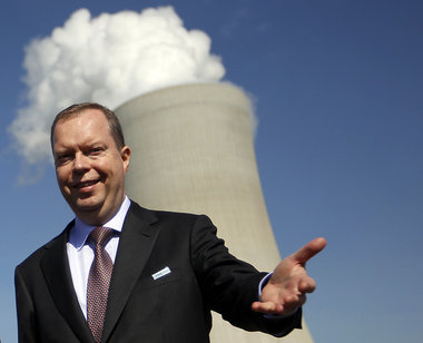 RWE-Chef Peter Terium vor dem neuen Braunkohlekraftwerk Neurath ...