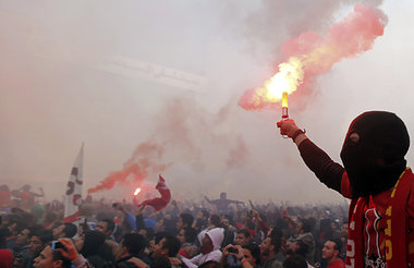 &raquo;Ultras&laquo; des Fu&szlig;ballklubs Al-Ahli feiern das T...