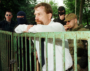 Neonazi J&uuml;rgen Rieger 1997 in Hetendorf. Im selben Jahr bes...