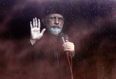 Welche Rolle spielt der Sufi-Prediger Tahirul Qadri? Steht er im...