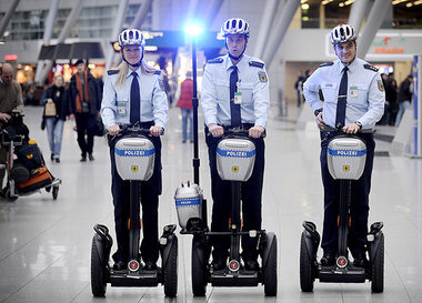 Die Polizei kommt angerollt: Bundesbeamte auf &raquo;Segways&laq...