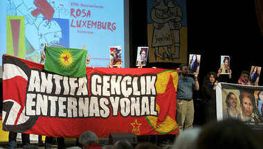 Gedenken an die in Paris ermordeten Kurdinnen im großen Saal der... Gedenken an die in Paris ermordeten Kurdinnen im großen Saal der...