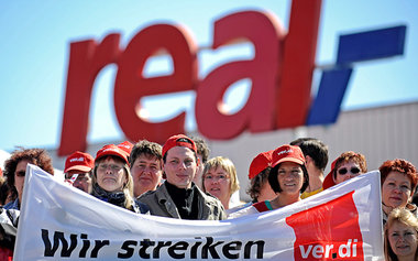 Streik von Real-Besch&amp;auml;ftigten w&amp;auml;hrend der Tari...