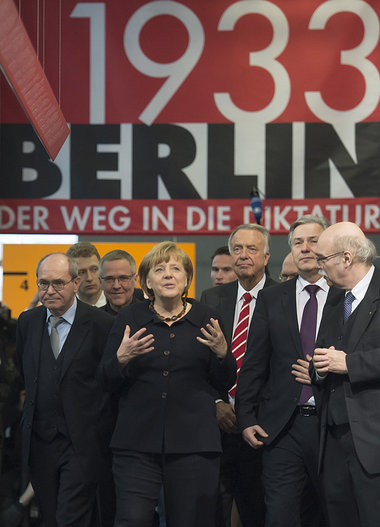 Kapitel abgedunkelt (vorne links der Historiker) Kapitel abgedunkelt (vorne links der Historiker)