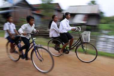Schulkinder auf Fahrrädern in Balang, einem Dorf 170 Kilome... Schulkinder auf Fahrrädern in Balang, einem Dorf 170 Kilome...