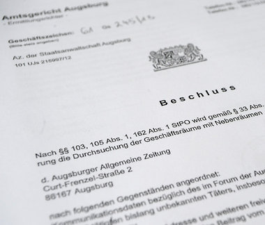 Mit diesem Durchsuchungsbeschluß rückte am Montag die... Mit diesem Durchsuchungsbeschluß rückte am Montag die...