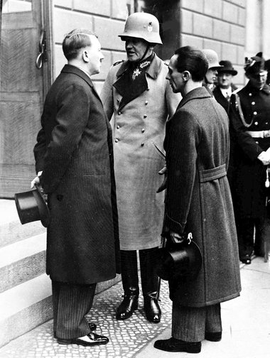 Hitler, von Blomberg und Goebbels (v.l.n.r. am 25. Februar 1934,...