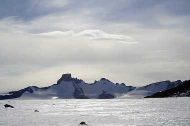 Das Tor zum Innern der Erde befindet sich im antarktischen Neusc...