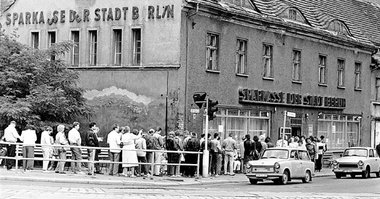 Stehen hier die Investoren Schlange? (Filiale am Schloßplatz Alt...