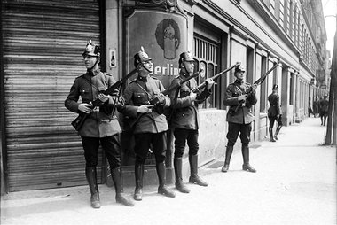 Karl Z&ouml;rgiebel, Sozialdemokrat und Berliner Polizeipr&auml;...