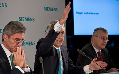 Mehr Profit: Siemens-Chef Peter L&ouml;scher (M.) auf der Presse...
