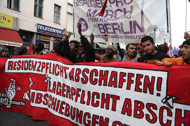 Protestmarsch von Fl&uuml;chtlingen gegen rassistische Sonderges...