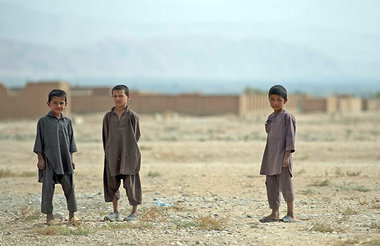 Afghanische Jungen in einem Fl&uuml;chtlingscamp in Baghlan, Afg...