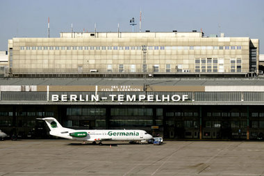 Laut Konsensbeschluß des Deutschen Bundestages muß der Flughafen...