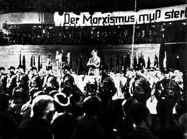 Gegen die &raquo;Kommune&laquo; liest Hitler im Berliner Sportpa...