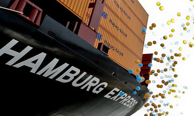 Luftballons schon vor der Fusion: Taufe des Hapag-Lloyd-Schiffes...