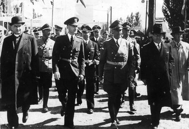 Hans Globke (2. Reihe Mitte) und sein Minister Wilhelm Frick (1....
