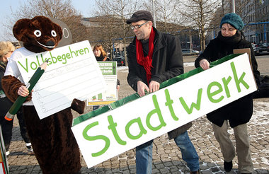 Der Berliner &raquo;Energietisch-B&auml;r&laquo; wirbt am Dienst...