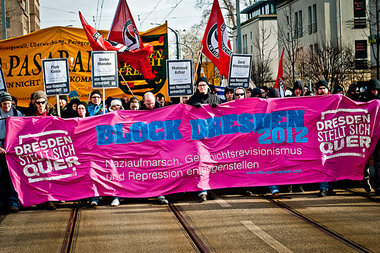 Wie vor einem Jahr werden Antifaschisten heute in Dresden auch a...