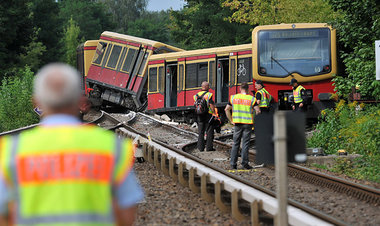 Eine von mehreren Entgleisungen bei der Berliner S-Bahn in den l... Eine von mehreren Entgleisungen bei der Berliner S-Bahn in den l...