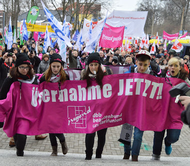 Auszubildende machen sich für die Übernahme in den Lan... Auszubildende machen sich für die Übernahme in den Lan...