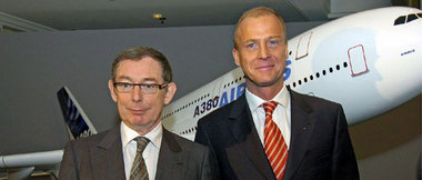 Die EADS-Vorstandschefs Noel Forgeard (l) und Thomas Enders
