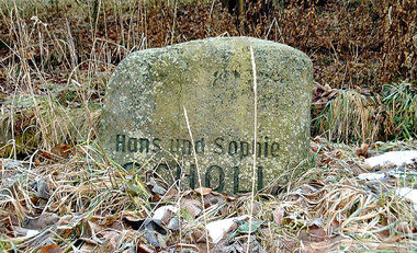 Gedenkstein für Hans und Sophie Scholl in Wehrsdorf/Sachsen. Er ... Gedenkstein für Hans und Sophie Scholl in Wehrsdorf/Sachsen. Er ...
