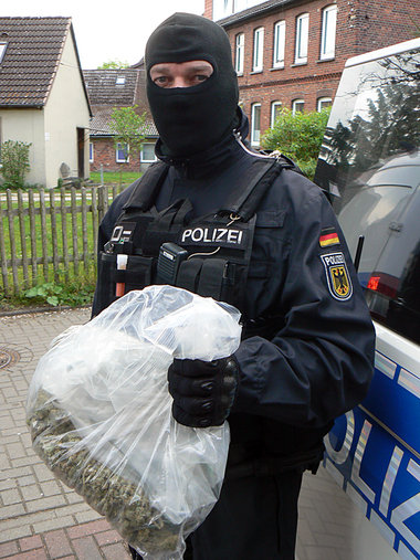 Bundespolizist bei einer Razzia in Uelzen (Mai 2012) Bundespolizist bei einer Razzia in Uelzen (Mai 2012)
