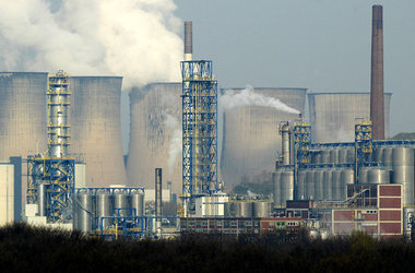 Raffinerieanlagen wie hier in Düsseldorf gehören durch ihren eno... Raffinerieanlagen wie hier in Düsseldorf gehören durch ihren eno...