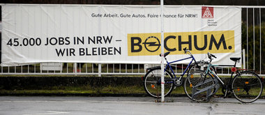 Banner der IG Metall am Werkszaun in Bochum, 10. Dezember 2012