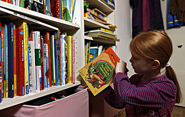 Simple Kulturtechniken wie Aufräumen lernen Kinder in Famil... Simple Kulturtechniken wie Aufräumen lernen Kinder in Famil...