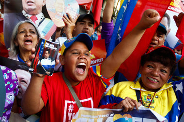 Lautstarke Freude über die Heimkehr des Präsidenten: Chávez-Anhä...