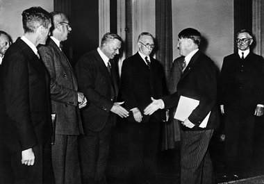 Hitler und die Industriellen &amp;ndash; in freundschaftlicher V...