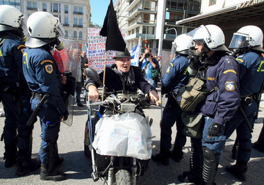 Ein älterer Demonstrant bahnt sich mit Vespa und schwarzer ... Ein älterer Demonstrant bahnt sich mit Vespa und schwarzer ...