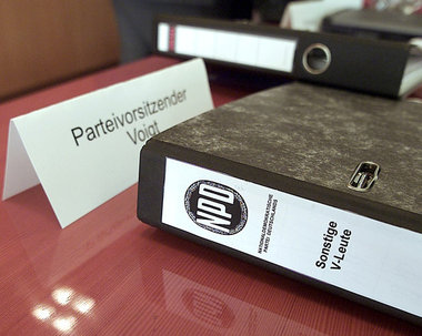 Schon 2003 praktisch unverbietbar gemacht: Das erste Verbotsverf... Schon 2003 praktisch unverbietbar gemacht: Das erste Verbotsverf...