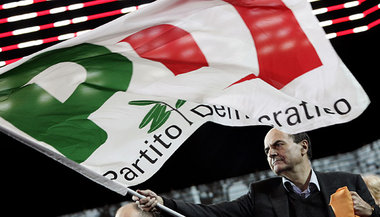 Pierluigi Bersani schwingt die Fahne seiner Demokratischen Parte... Pierluigi Bersani schwingt die Fahne seiner Demokratischen Parte...