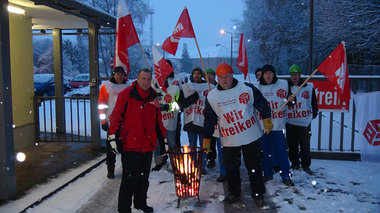 Streikposten am Dienstag vorm Schwellenwerk Güsen Streikposten am Dienstag vorm Schwellenwerk Güsen
